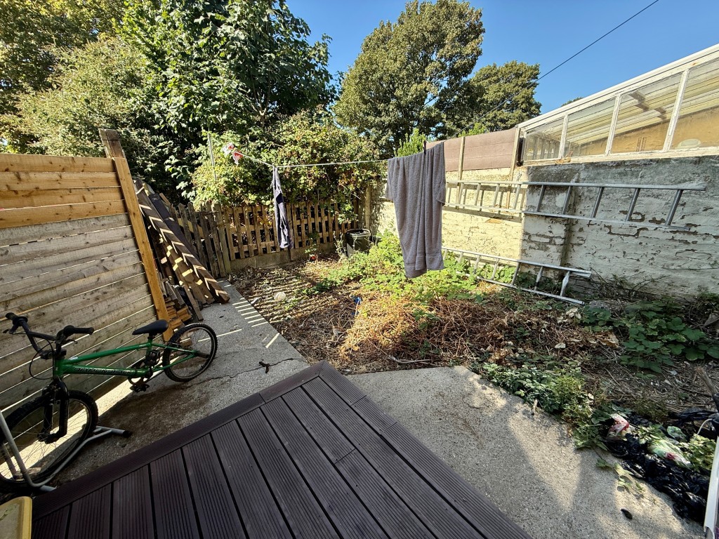 Lot: 223 - PAIR OF TWO-BEDROOM FLATS FOR INVESTMENT - Flat A Garden to rear